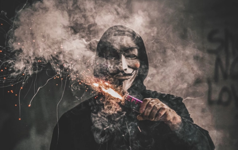 Anonymous i maska, za którą stoi kolektyw hakerów. Obecny cel: Rosja